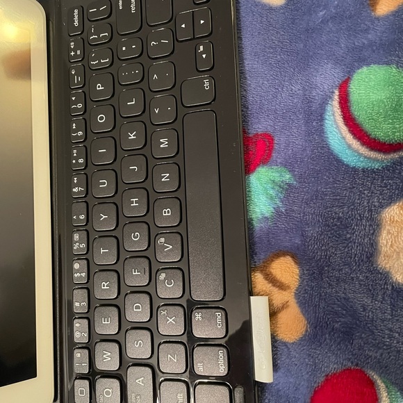 IPad Air 16 GB with Logitech keyboard folio - Picture 5 of 8